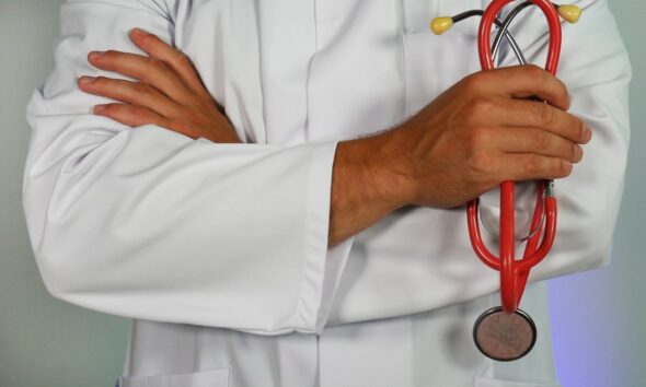 Doktor med stetoskop