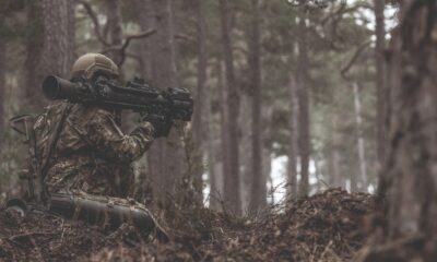 Carl Gustaf-vapnet från Saab i skogen