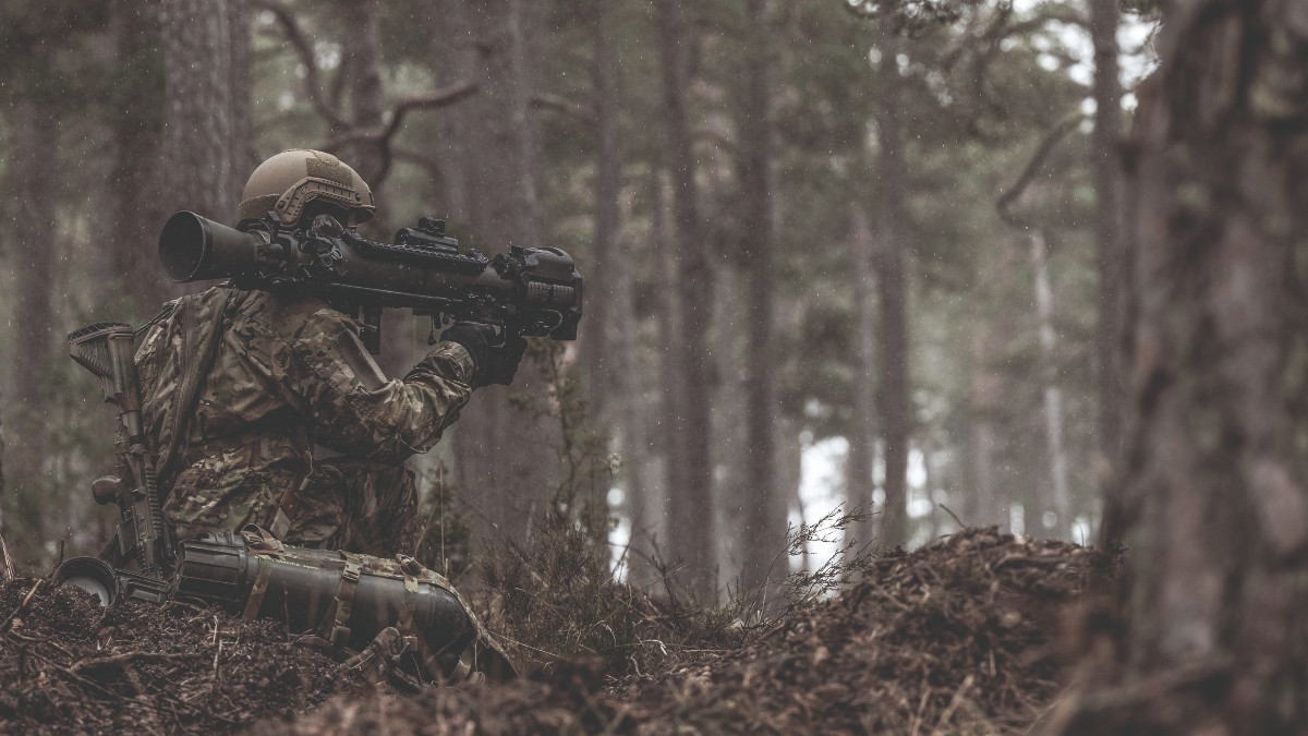 Carl Gustaf-vapnet från Saab i skogen