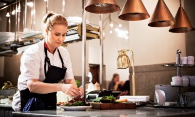 Mat tillagas på en av Svenska Brasseriers restauranger
