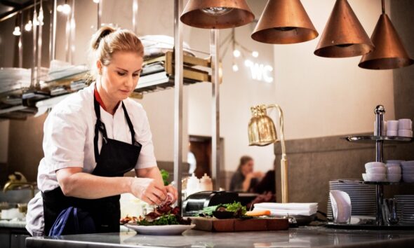 Mat tillagas på en av Svenska Brasseriers restauranger