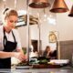 Mat tillagas på en av Svenska Brasseriers restauranger