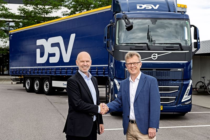 Søren Schmidt, vd DSV Road, och Roger Alm, vd Volvo Lastvagnar, skakar hand.