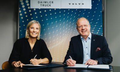 Karin Rådström, vd för Daimler Truck och Martin Lundstedt, vd och koncernchef för Volvokoncernen skriver under avtal