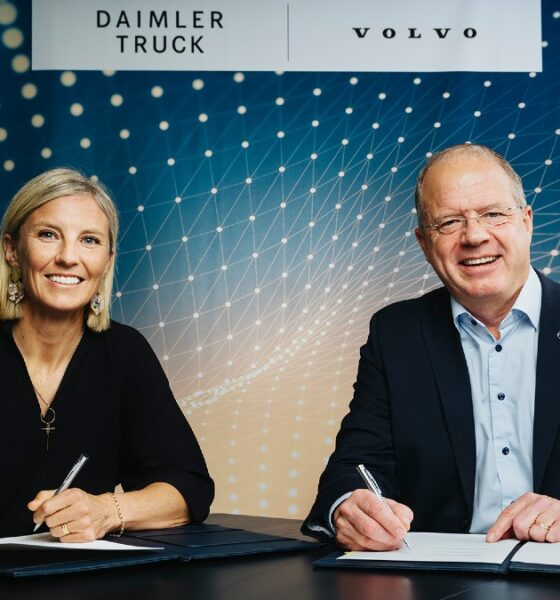 Karin Rådström, vd för Daimler Truck och Martin Lundstedt, vd och koncernchef för Volvokoncernen skriver under avtal