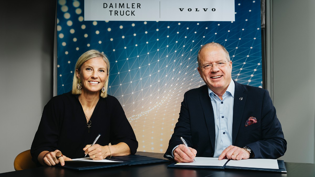 Karin Rådström, vd för Daimler Truck och Martin Lundstedt, vd och koncernchef för Volvokoncernen skriver under avtal