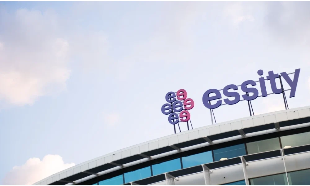 Essity-skylt på kontorstak
