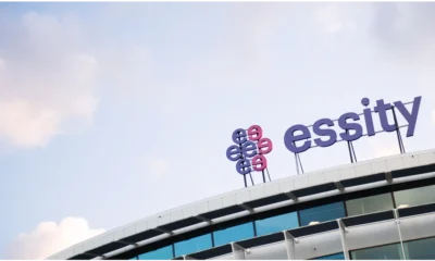 Essity-skylt på kontorstak