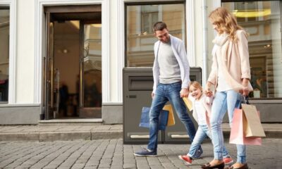 Smart papperskorg bakom en familj