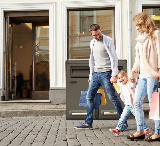 Smart papperskorg bakom en familj