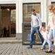 Smart papperskorg bakom en familj