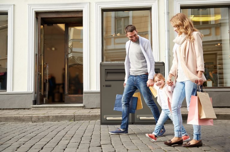 Smart papperskorg bakom en familj
