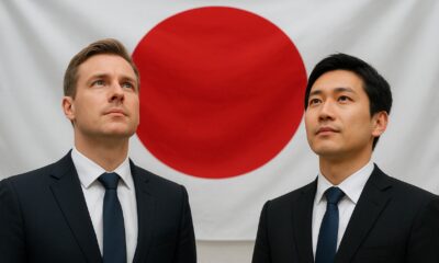Två investerare blickar uppåt med japanska flaggan i bakgrunden