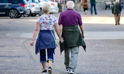 Man och kvinna promenerar