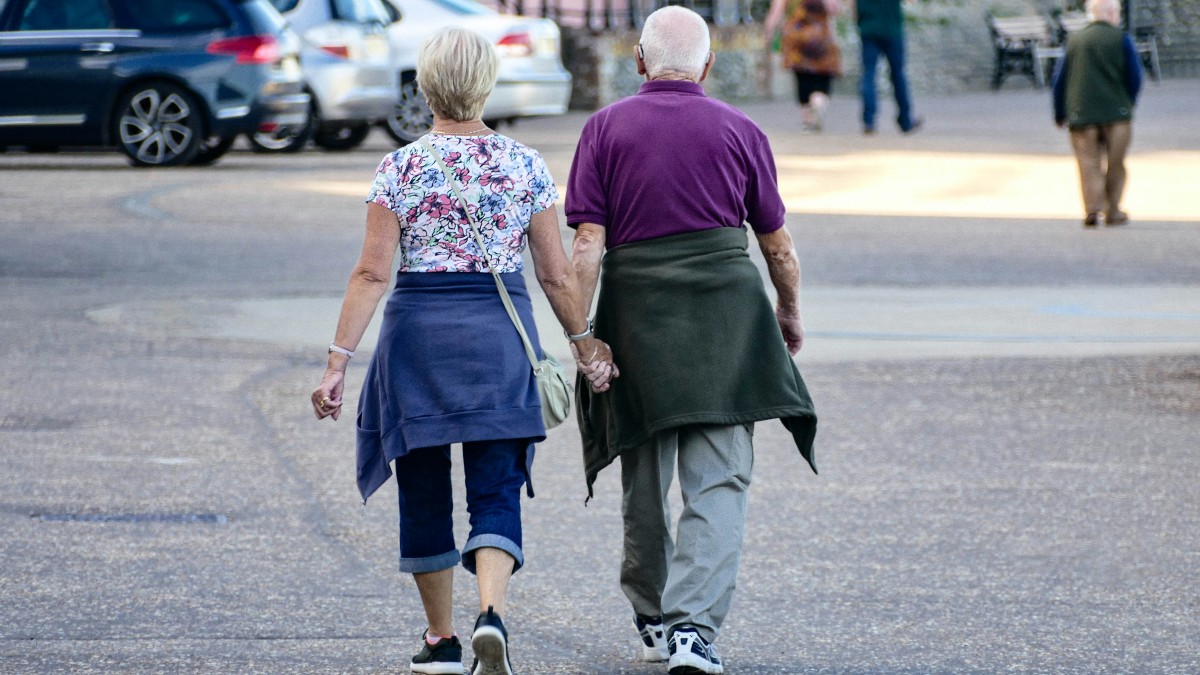 Man och kvinna promenerar