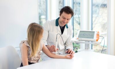 Doktor använder Nevisense på patient