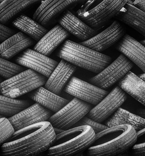 Hög av begagnade bildäck