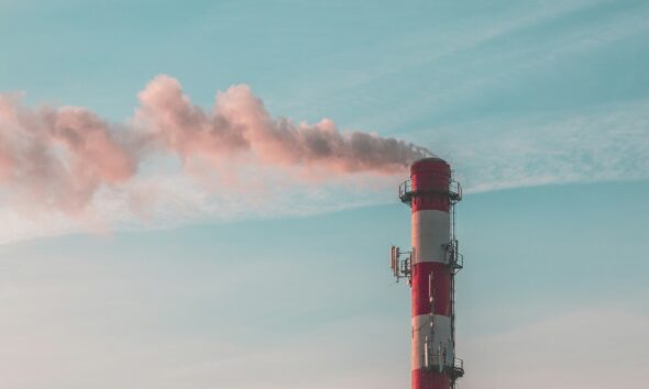 Skorsten där det kommer ut rök