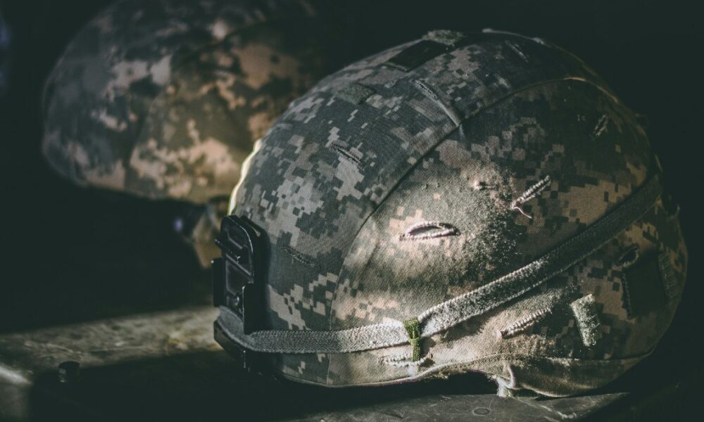 Militär hjälm