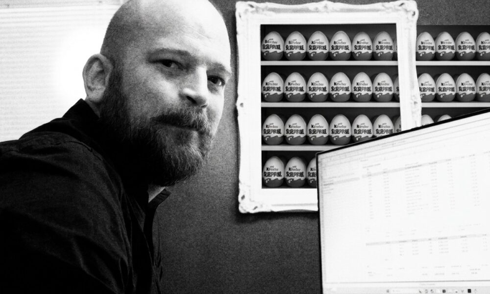 Richard Bråse med Kinderegg i bakgrunden