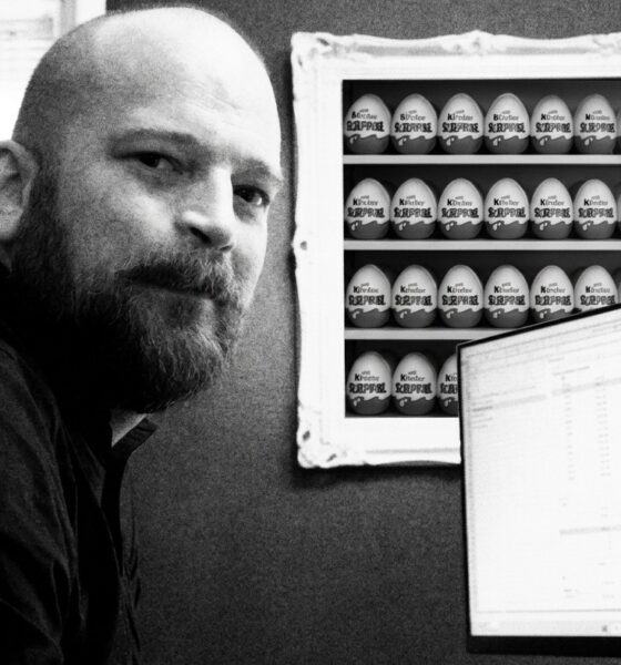 Richard Bråse med Kinderegg i bakgrunden