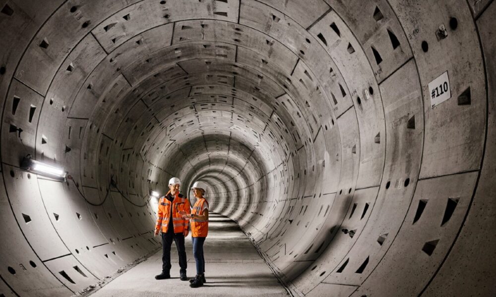 Två personer i en tunnel