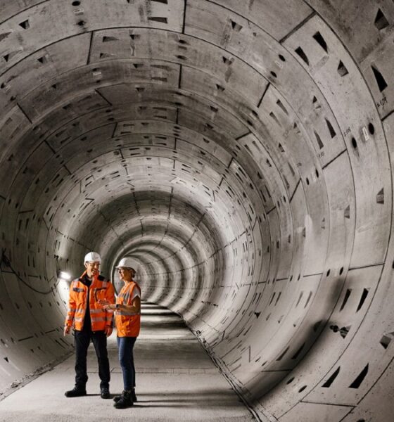 Två personer i en tunnel