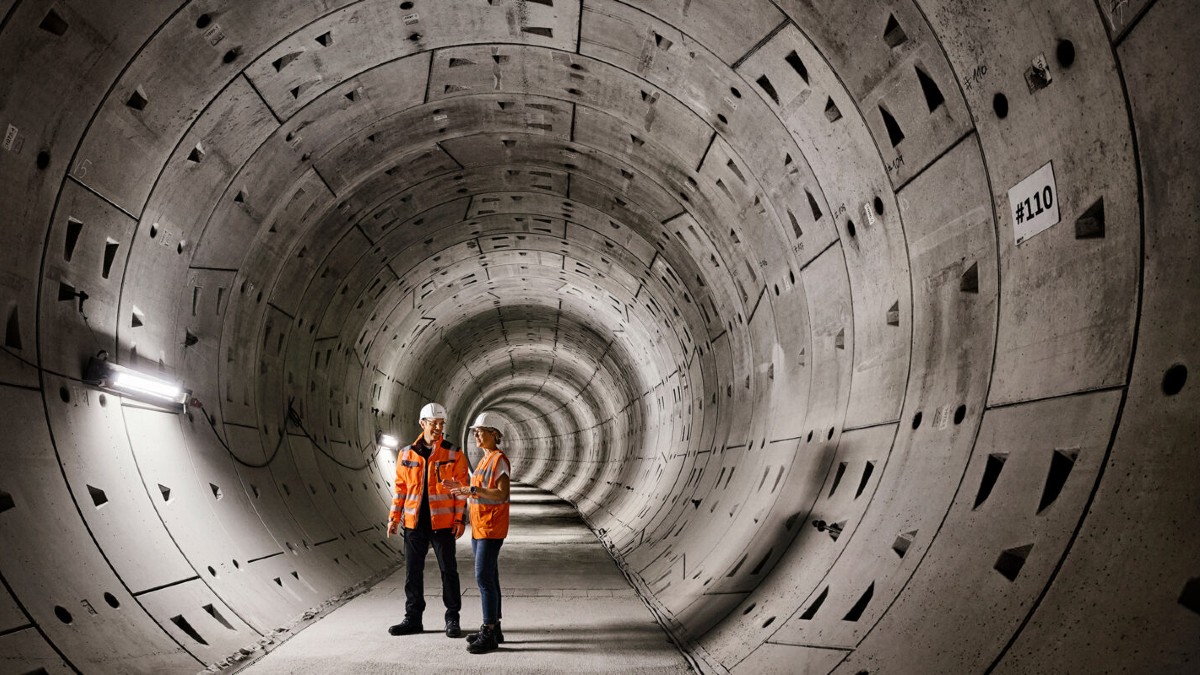 Två personer i en tunnel