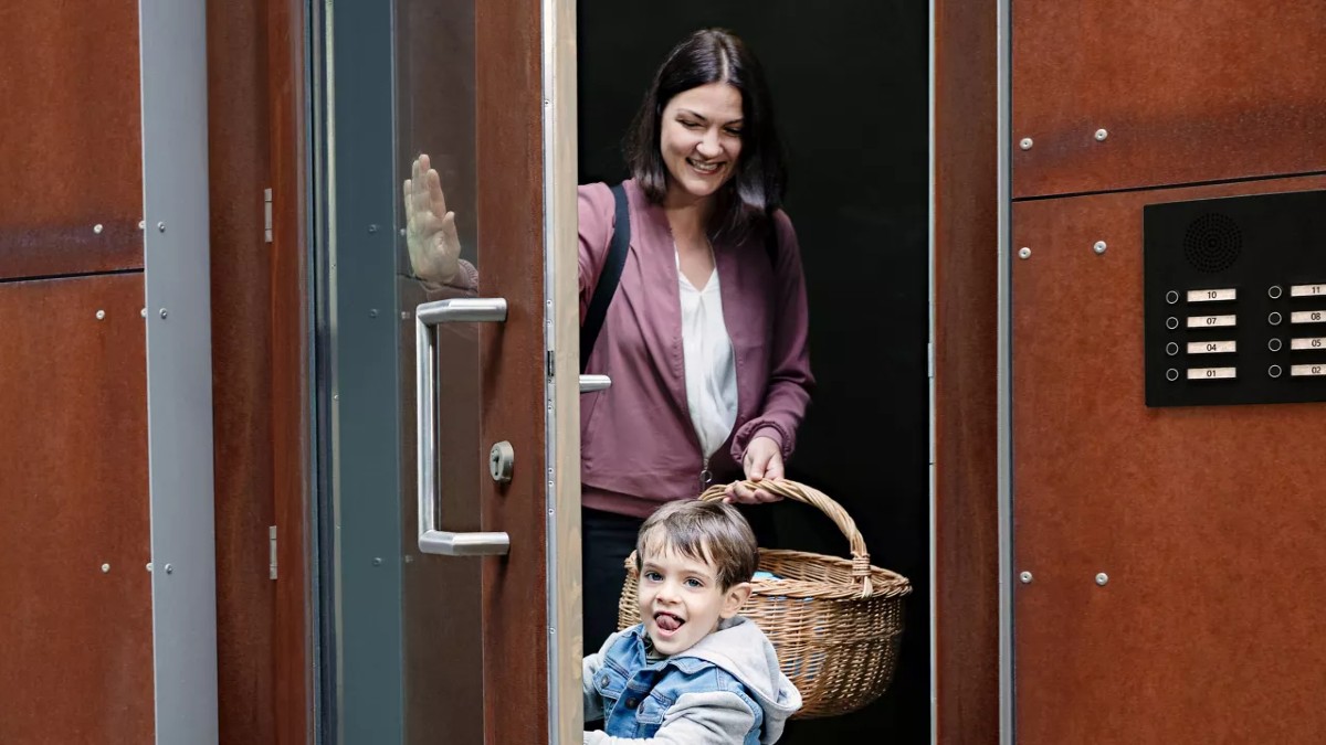 Dörr med lås från Assa Abloy