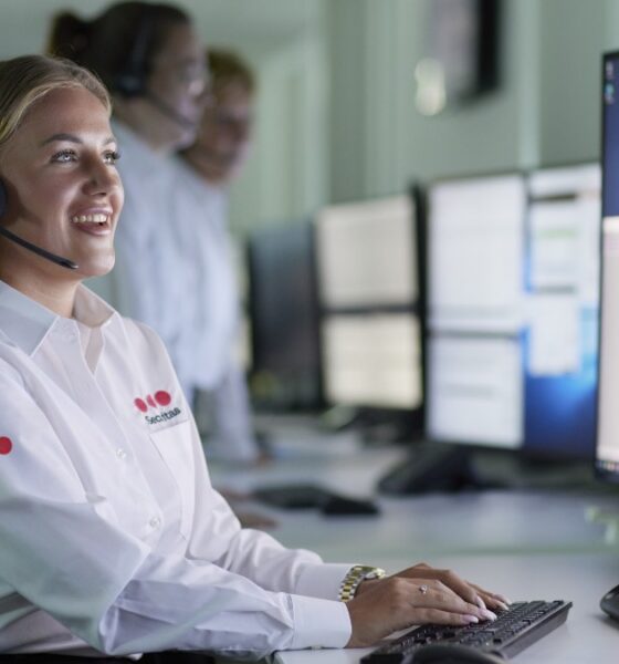 Securitas-operatör framför skärm