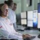 Securitas-operatör framför skärm