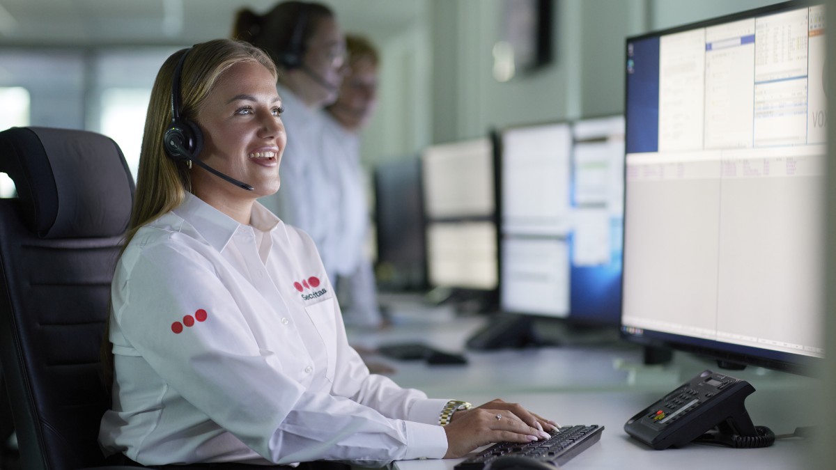 Securitas-operatör framför skärm